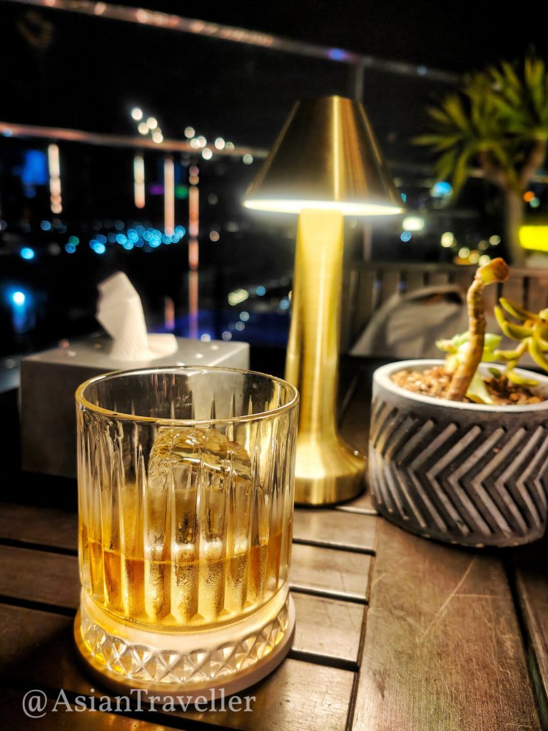 ダナンの夜景が見える人気のルーフトップバー Sky 21 Bar & Bistroのウィスキー